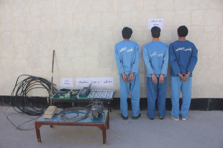 سارقان مسلح سیم برق در تنگستان دستگیر شدند سارقان مسلح سیم برق در تنگستان دستگیر شدند