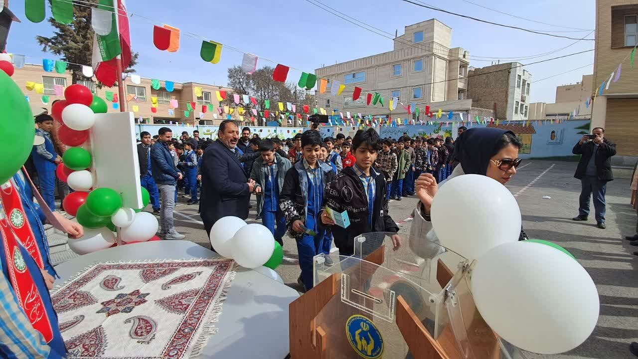 نواختن طنین زنگ جشن نیکوکاری در مدارس گلپایگان