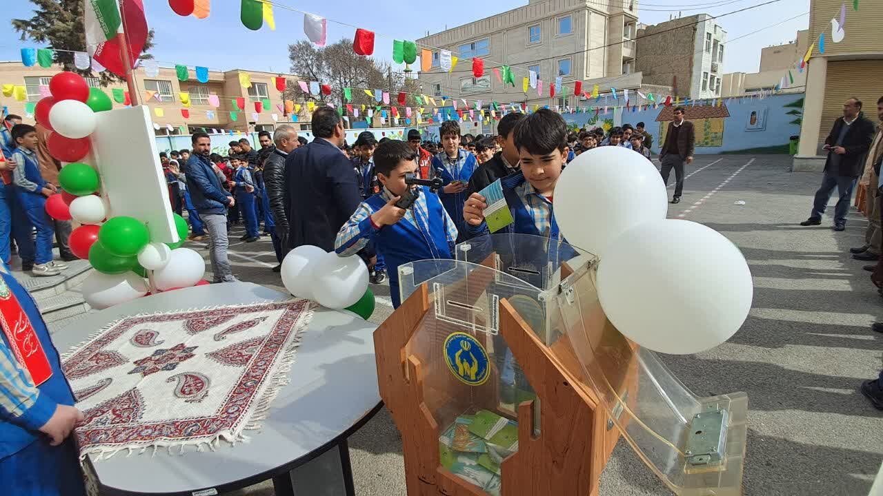 نواختن طنین زنگ جشن نیکوکاری در مدارس گلپایگان