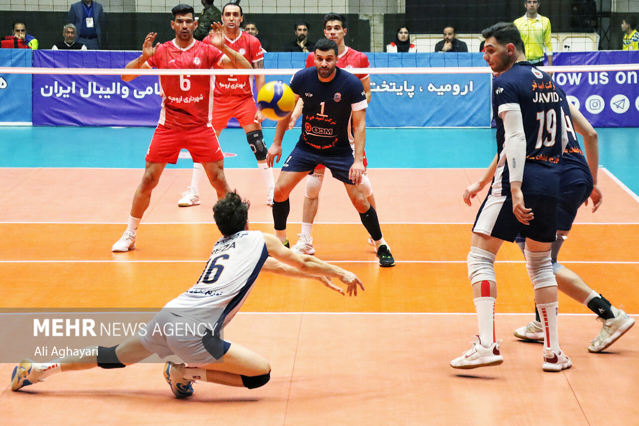 مومنی مقدم:لیگ والیبال را میتوانستند به تعویق نندازند/تیم جوانی داریم