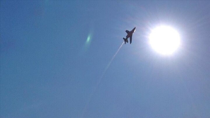 Güney Kore'de savaş uçağı yanlışlıkla bomba attı! Güney Kore'de savaş uçağı yanlışlıkla bomba attı!