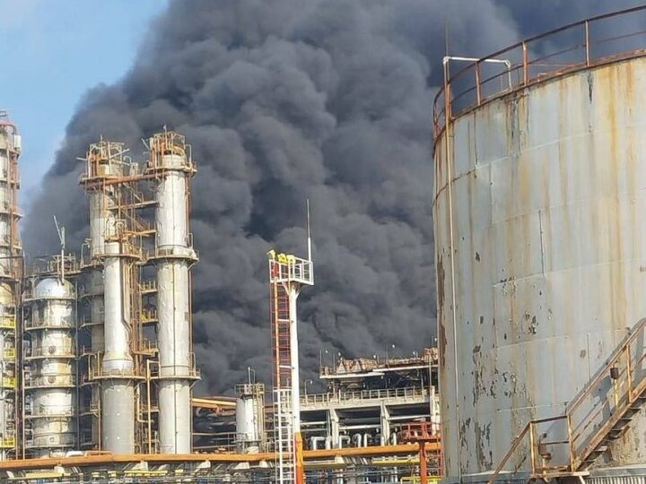 Bakü'de petrol rafinerisinde yangın (+Video) Bakü'de petrol rafinerisinde yangın (+Video)