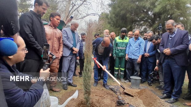 شهردار و سفیران محیطزیست اصفهان نهال غرس کردند