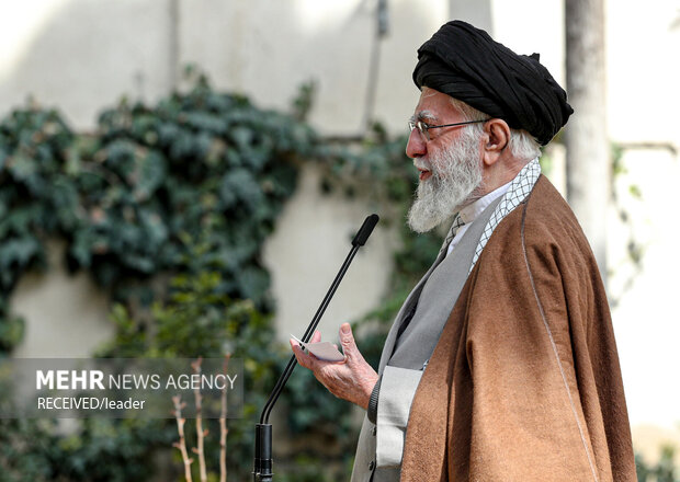 کاشت سه اصله نهال توسط رهبر معظم انقلاب در روز درختکاری