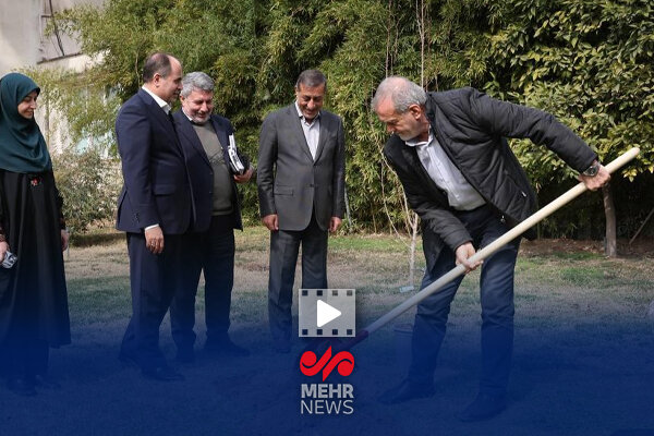 Cumhurbaşkanı Pezeşkiyan fidan dikti Cumhurbaşkanı Pezeşkiyan fidan dikti