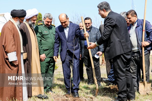 بزرگداشت منابع طبیعی، آبخیزداری و جشن درختکاری در رشت