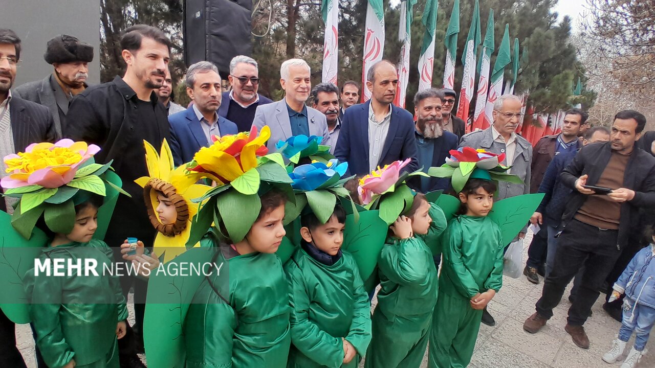 شهردار و سفیران محیطزیست اصفهان نهال غرس کردند شهردار و سفیران محیطزیست اصفهان نهال غرس کردند