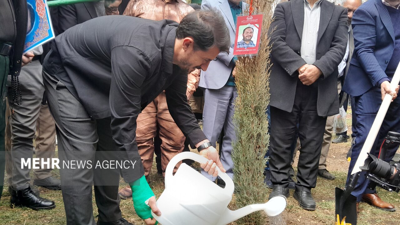 شهردار و سفیران محیطزیست اصفهان نهال غرس کردند شهردار و سفیران محیطزیست اصفهان نهال غرس کردند