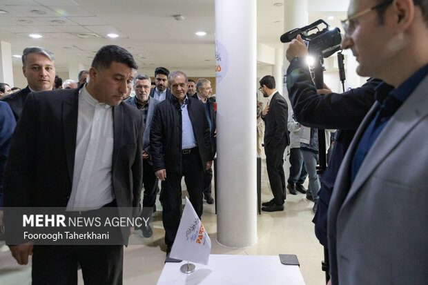 Pezeshkian meets technologists, knowledge-based' elites
