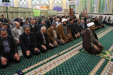 افطاری برای نیازمندان و حضور پررنگ نوجوانان در مساجد کرمان نماز1.jpg