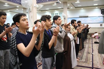 افطاری برای نیازمندان و حضور پررنگ نوجوانان در مساجد کرمان نماز3.jpg