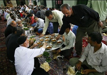 افطاری برای نیازمندان و حضور پررنگ نوجوانان در مساجد کرمان نماز2.jpg