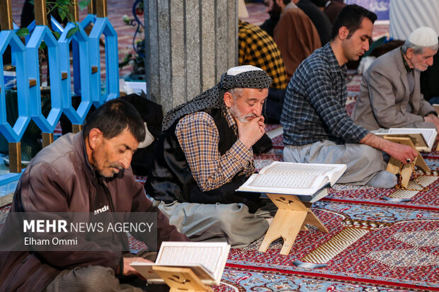 جزء خوانی قرآن کریم در مسجد جامع سنندج