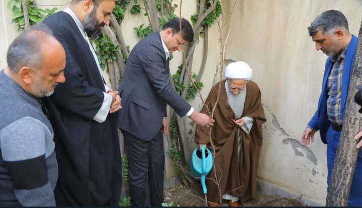 کاشت نهال توسط آیتالله جوادی آملی