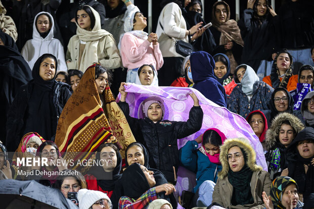 لیگ برتر فوتبال -  پرسپولیس و چادرملو