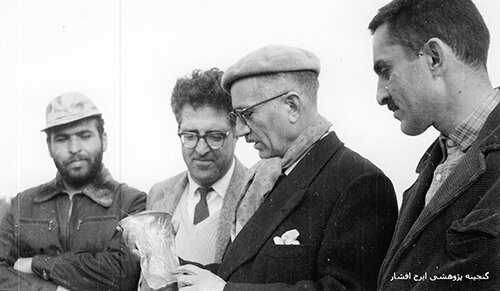 کتابشناسی که نام کوچکش همخانواده ایران بود