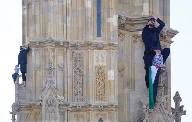 İngiltere'de bir gösterici, Filistin bayrağıyla Big Ben kulesine tırmandı İngiltere'de bir gösterici, Filistin bayrağıyla Big Ben kulesine tırmandı