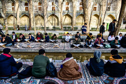 روایت عصرهای قرآنی در چهارباغ عباسی؛ نوجوانان نبض تلاوت شهر شدند