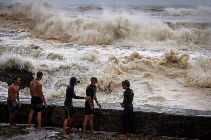 Thousands without power as cyclone lashes Australia