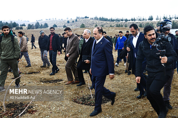 غلامرضا نوری قزلجه وزیر جهاد کشاورزی  در مراسم روز درختکاری در دانشگاه امام حسین(ع)