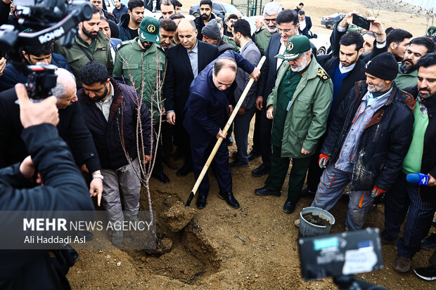 سردار علی فدوی جانشین فرمانده کل سپاه و غلامرضا نوری قزلجه وزیر جهاد کشاورزی  در مراسم روز درختکاری در دانشگاه امام حسین(ع)