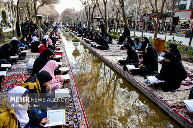 جزء خوانی قرآن کریم در چهارباغ اصفهان