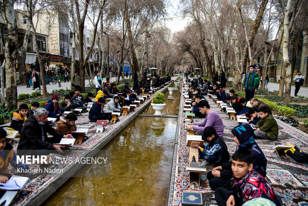 جزء خوانی قرآن کریم در چهارباغ اصفهان