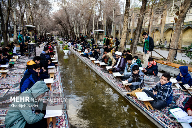 جزء خوانی قرآن کریم در چهارباغ اصفهان