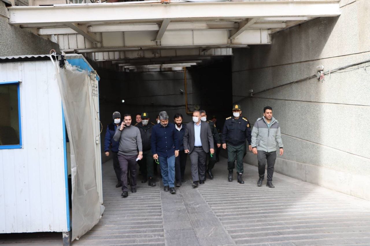 کشف مواد اشتعالزا و مشروبات الکلی از پارکینگ یک مجتمع تجاری 2 5413700