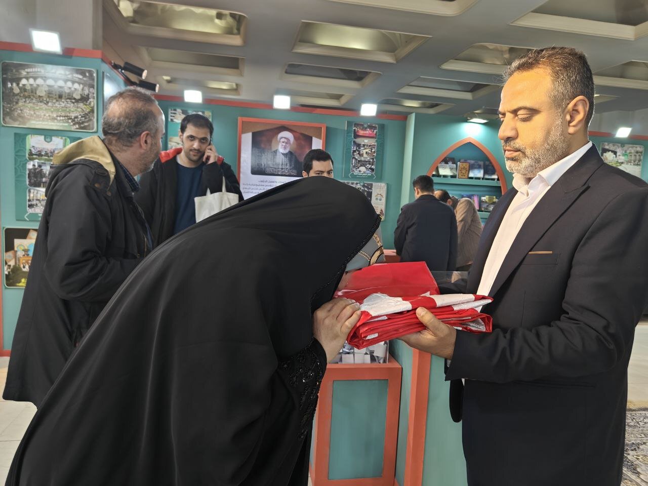 نمایش مصحف قرآن ویژه حرم امام حسین(ع) در نمایشگاه بینالمللی قرآن کریم نمایش مصحف قرآن ویژه حرم امام حسین(ع) در نمایشگاه بین الملل قرآن کریم