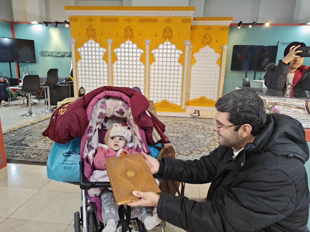 نمایش مصحف قرآن ویژه حرم امام حسین(ع) در نمایشگاه بینالمللی قرآن کریم نمایش مصحف قرآن ویژه حرم امام حسین(ع) در نمایشگاه بین الملل قرآن کریم