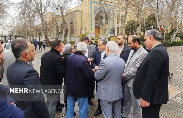 بازدید سرزده عراقچی از بخشهای کنسولی وزارت امور خارجه بازدید سرزده عراقچی از بخشهای کنسولی وزارت امور خارجه