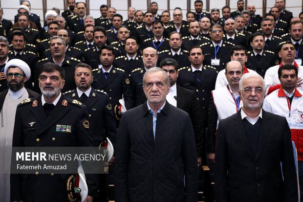 مسعود پزشکیان و سردار احمدرضا رادان و اسکندر مومنی در همایش مدیران پلیس راهور فراجا