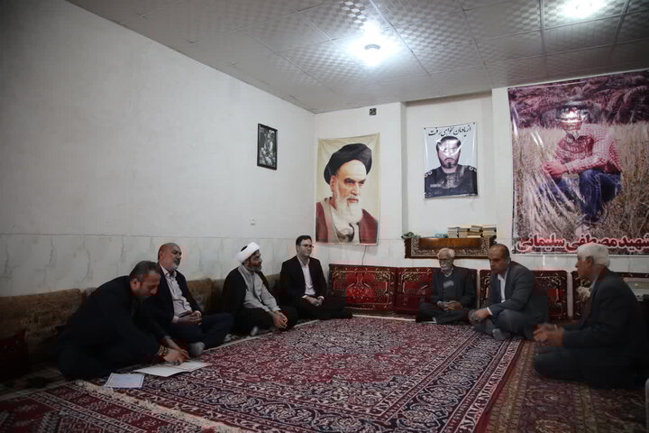 دیدار با خانواده معظم شهدا موجب تقویت روحیه خدمتگزاری برای مسئولان است دیدار با خانواده معظم شهدا موجب تقویت روحیه خدمتگزاری برای مسئولان است