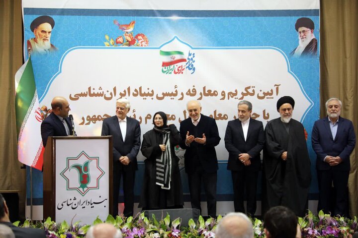 زبان فارسی رمز و نماد وحدت و انسجام ملی ماست 7 زبان فارسی رمز و نماد وحدت و انسجام ملی ماست