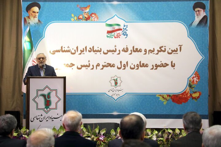 زبان فارسی رمز و نماد وحدت و انسجام ملی ماست 4 زبان فارسی رمز و نماد وحدت و انسجام ملی ماست