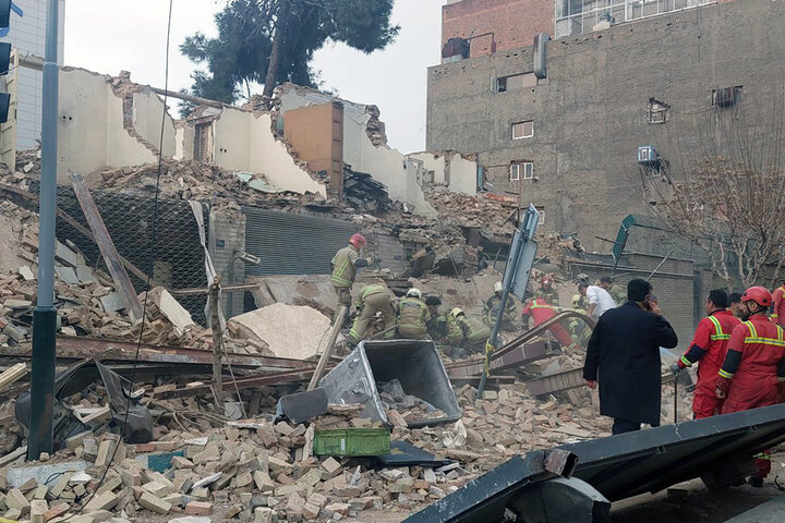 تخریب یک ساختمان ۴ طبقه و ریزش آوار روی پیادهراه در خیابان ایرانشهر تخریب یک ساختمان ۴ طبقه و ریزش آوار روی پیادهراه در خیابان ایرانشهر