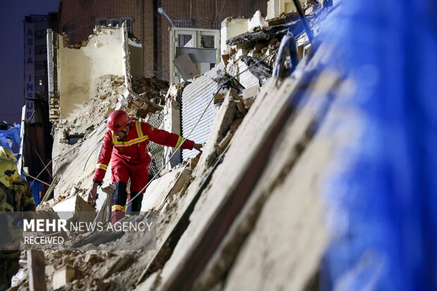 ریزش آوار ساختمان در بلوار شهید صدوقی قم