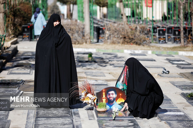 آیین پنجشنبه آخر سال بر سر مزار شهدا در همدان