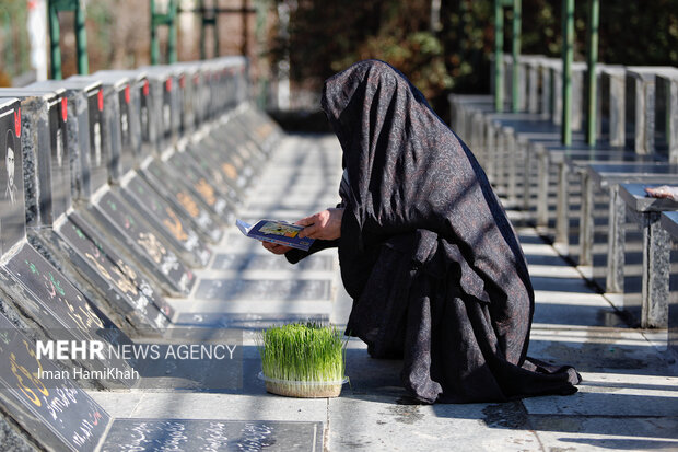 آیین پنجشنبه آخر سال بر سر مزار شهدا در همدان