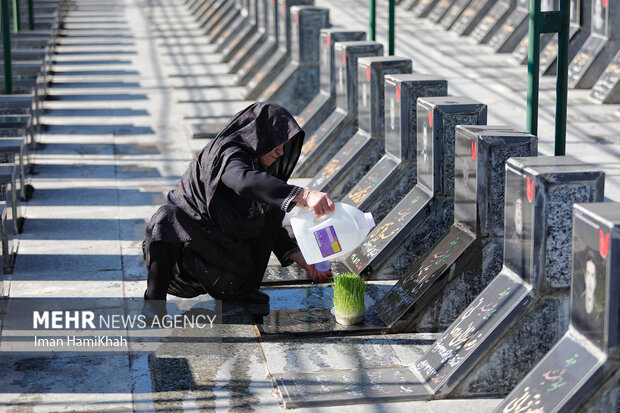 آیین پنجشنبه آخر سال بر سر مزار شهدا در همدان