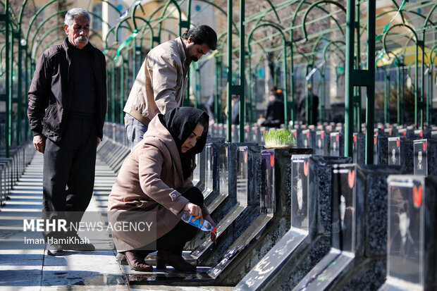 آیین پنجشنبه آخر سال بر سر مزار شهدا در همدان