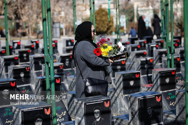 آیین پنجشنبه آخر سال بر سر مزار شهدا در همدان