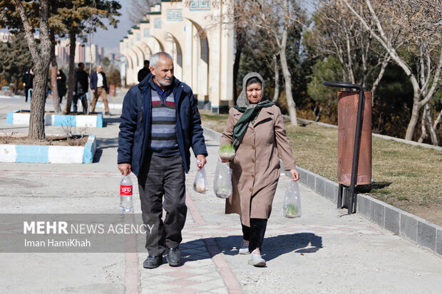 آیین پنجشنبه آخر سال بر سر مزار شهدا در همدان