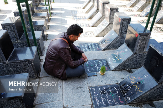 آیین پنجشنبه آخر سال بر سر مزار شهدا در همدان