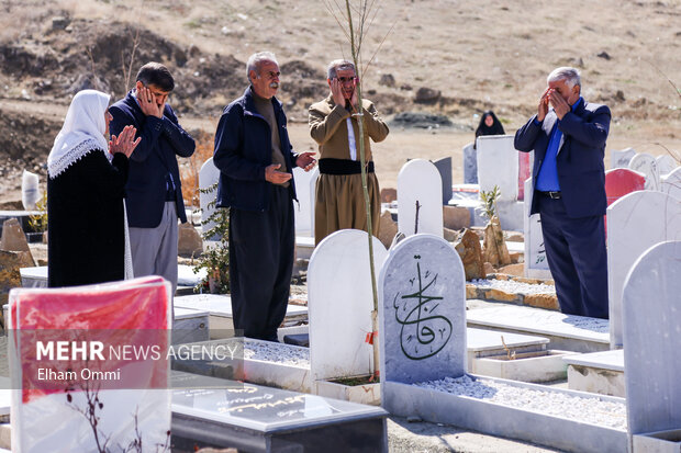 زیارت اهل قبور در پنجشنبه آخر سال - سنندج