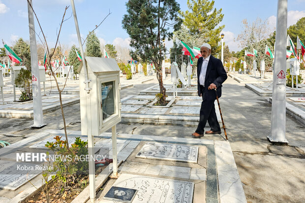 زیارت اهل قبور در پنجشنبه آخر سال - مشهد