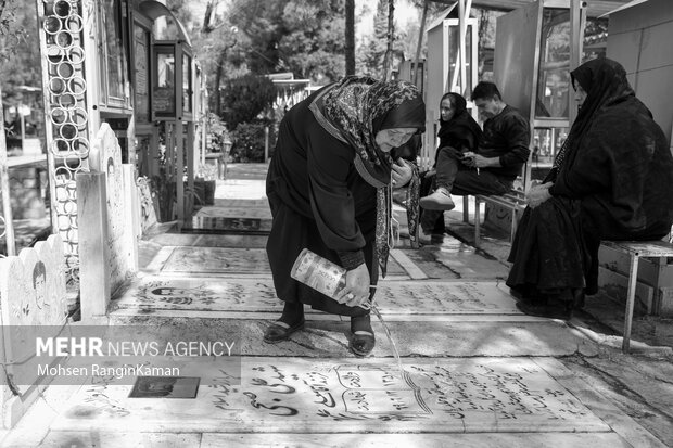 زیارت قبور شهدا در آخرین پنجشنبه سال 14