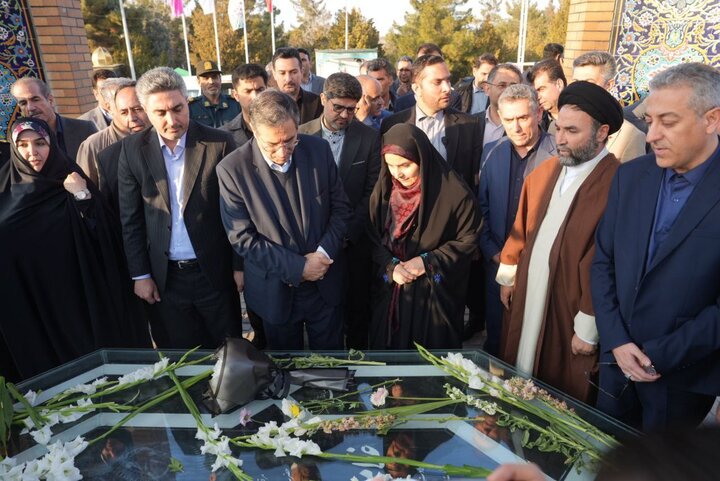 وزیر راه و شهرسازی به مقام شامخ شهدای ارومیه ادای احترام کرد