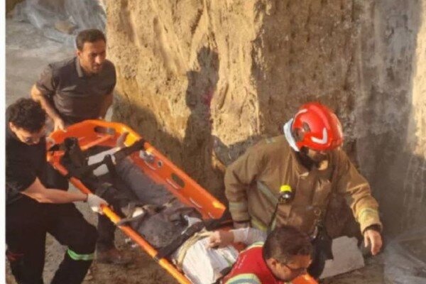 ریزش آوار در رباطکریم؛ دو کارگر ساختمانی نجات پیدا کردند